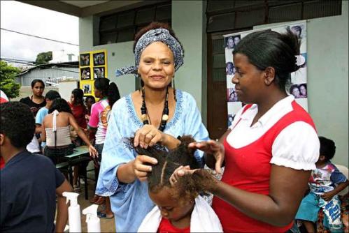 Responsável pela iniciativa, Dora Alves ensina a arte do cuidado com cabelos no próprio salão e ministra oficinas em escolas públicas, faculdades, vilas e e penitenciárias