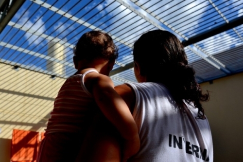 Detentas da Penitenciária Feminina de Cariacica, com suas filhas, que permanecem com as mães, mesmo dentro da prisão